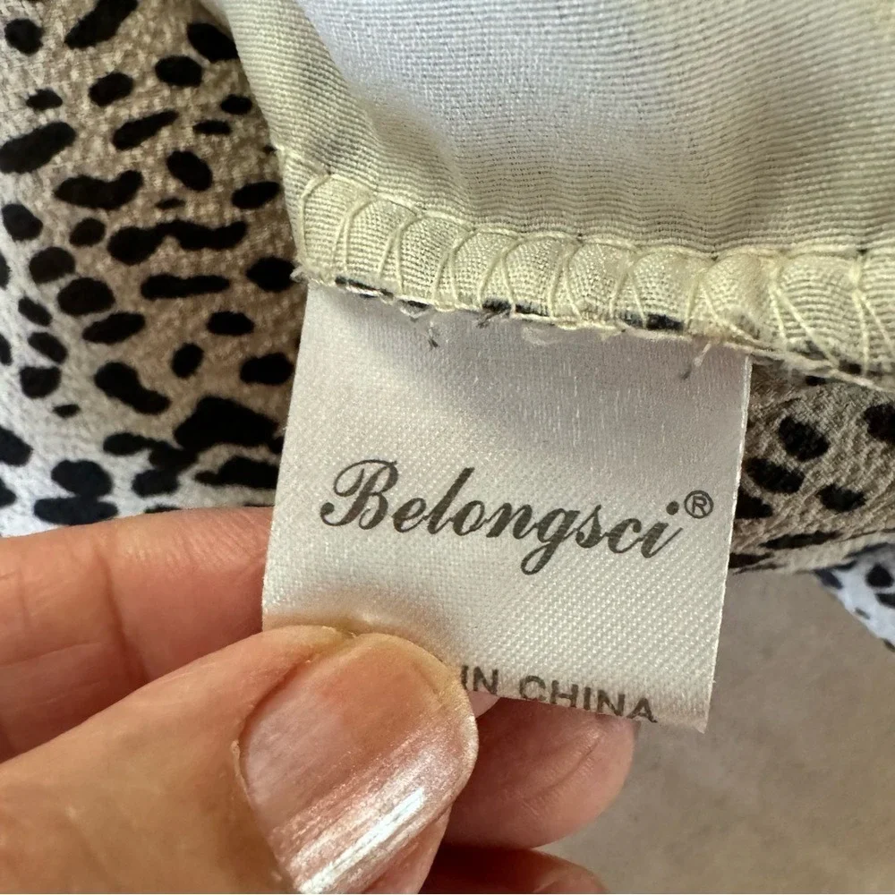 BELONGSCI. V-neckline, long sleeves, Pullover.Tan/Black Animal Print. S… - Picture 6 of 9